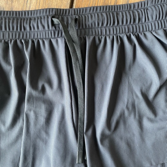 Athleta Women’s Black Athletic Shorts W Inner Spandex With Pockets Size Large - Picture 2 of 9